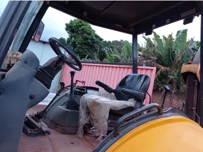 LOTE 536 - 01 RETROESCAVADEIRA NEW HOLLAND  LB90 4x2 2010 , VIDROS QUEBRADOS TEM OS RESERVAS. 02 PNEUS DIANTEIROS  (NO ESTADO)