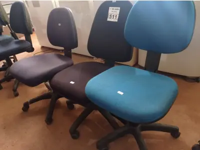 LOTE 511 - 03 CADEIRAS DE ESCRITÓRIO COM BASE GIRATÓRIA. (NO ESTADO) ATENÇÃO! FAZER A VISITAÇÃO ANTES DE ARREMATAR, NÃO SABEMOS SE FUNCIONA. LEILÃO NÃO TEM GARANTIA E NEM DEVOLUÇÃO, SUJEITO A POSSÍVEIS AVARIAS VISÍVEIS/OCULTAS E/OU AUSÊNCIA DE COMPONENTES.