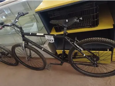 LOTE 523 - 01 BICICLETA ARO 26. (NO ESTADO) ATENÇÃO! FAZER A VISITAÇÃO ANTES DE ARREMATAR, NÃO SABEMOS SE FUNCIONA. LEILÃO NÃO TEM GARANTIA E NEM DEVOLUÇÃO, SUJEITO A POSSÍVEIS AVARIAS VISÍVEIS/OCULTAS E/OU AUSÊNCIA DE COMPONENTES.