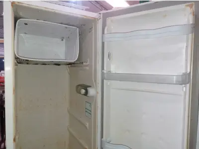 LOTE 417 - 01 GELADEIRA MARCA CÔNSUL 220V. (NO ESTADO) ATENÇÃO! FAZER A VISITAÇÃO ANTES DE ARREMATAR, NÃO SABEMOS SE FUNCIONA. LEILÃO NÃO TEM GARANTIA E NEM DEVOLUÇÃO, SUJEITO A POSSÍVEIS AVARIAS VISÍVEIS/OCULTAS E/OU AUSÊNCIA DE COMPONENTES.