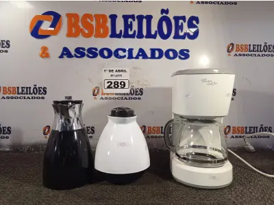 LOTE 289 - 01 CAFETEIRA E 02 GARRAFAS DE CAFÉ. (NO ESTADO) ATENÇÃO! FAZER A VISITAÇÃO ANTES DE ARREMATAR, NÃO SABEMOS SE FUNCIONA. LEILÃO NÃO TEM GARANTIA E NEM DEVOLUÇÃO, SUJEITO A POSSÍVEIS AVARIAS VISÍVEIS/OCULTAS E/OU AUSÊNCIA DE COMPONENTES.