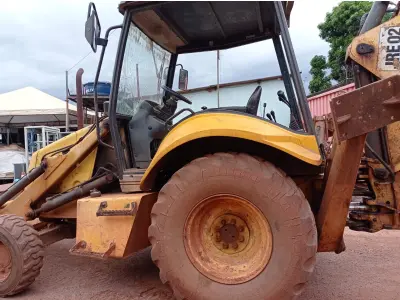 LOTE 536 - 01 RETROESCAVADEIRA NEW HOLLAND  LB90 4x2 2010 , VIDROS QUEBRADOS TEM OS RESERVAS. 02 PNEUS DIANTEIROS  (NO ESTADO)