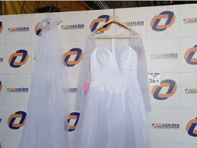 LOTE 381 - 01 VESTIDO DE NOIVA. (NO ESTADO) ATENÇÃO! FAZER A VISITAÇÃO ANTES DE ARREMATAR, NÃO SABEMOS SE FUNCIONA. LEILÃO NÃO TEM GARANTIA E NEM DEVOLUÇÃO, SUJEITO A POSSÍVEIS AVARIAS VISÍVEIS/OCULTAS E/OU AUSÊNCIA DE COMPONENTES.