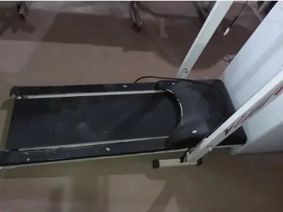 LOTE 434 - 01 ESTEIRA ERGOMÉTRICA. (NO ESTADO) ATENÇÃO! FAZER A VISITAÇÃO ANTES DE ARREMATAR, NÃO SABEMOS SE FUNCIONA. LEILÃO NÃO TEM GARANTIA E NEM DEVOLUÇÃO, SUJEITO A POSSÍVEIS AVARIAS VISÍVEIS/OCULTAS E/OU AUSÊNCIA DE COMPONENTES.