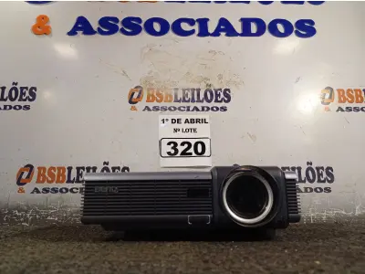 LOTE 320 - 01 PROJETOR MULTIMIDIA MARCA BENQ. (NO ESTADO) ATENÇÃO! FAZER A VISITAÇÃO ANTES DE ARREMATAR, NÃO SABEMOS SE FUNCIONA. LEILÃO NÃO TEM GARANTIA E NEM DEVOLUÇÃO, SUJEITO A POSSÍVEIS AVARIAS VISÍVEIS/OCULTAS E/OU AUSÊNCIA DE COMPONENTES.