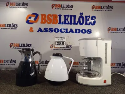 LOTE 289 - 01 CAFETEIRA E 02 GARRAFAS DE CAFÉ. (NO ESTADO) ATENÇÃO! FAZER A VISITAÇÃO ANTES DE ARREMATAR, NÃO SABEMOS SE FUNCIONA. LEILÃO NÃO TEM GARANTIA E NEM DEVOLUÇÃO, SUJEITO A POSSÍVEIS AVARIAS VISÍVEIS/OCULTAS E/OU AUSÊNCIA DE COMPONENTES.