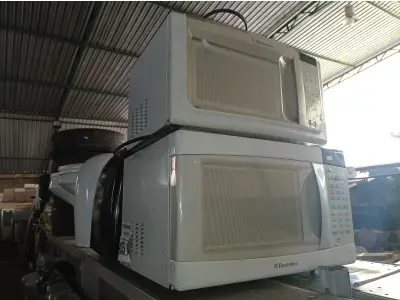 LOTE 455 - 01 MÁQUINA DE GELO E 02 MICRO-ONDAS. (NO ESTADO) ATENÇÃO! FAZER A VISITAÇÃO ANTES DE ARREMATAR, NÃO SABEMOS SE FUNCIONA. LEILÃO NÃO TEM GARANTIA E NEM DEVOLUÇÃO, SUJEITO A POSSÍVEIS AVARIAS VISÍVEIS/OCULTAS E/OU AUSÊNCIA DE COMPONENTES.