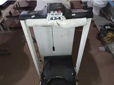LOTE 434 - 01 ESTEIRA ERGOMÉTRICA. (NO ESTADO) ATENÇÃO! FAZER A VISITAÇÃO ANTES DE ARREMATAR, NÃO SABEMOS SE FUNCIONA. LEILÃO NÃO TEM GARANTIA E NEM DEVOLUÇÃO, SUJEITO A POSSÍVEIS AVARIAS VISÍVEIS/OCULTAS E/OU AUSÊNCIA DE COMPONENTES.