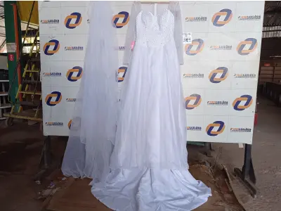 LOTE 381 - 01 VESTIDO DE NOIVA. (NO ESTADO) ATENÇÃO! FAZER A VISITAÇÃO ANTES DE ARREMATAR, NÃO SABEMOS SE FUNCIONA. LEILÃO NÃO TEM GARANTIA E NEM DEVOLUÇÃO, SUJEITO A POSSÍVEIS AVARIAS VISÍVEIS/OCULTAS E/OU AUSÊNCIA DE COMPONENTES.