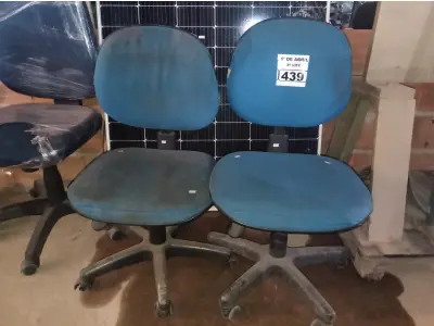 LOTE 439 - 02 CADEIRAS DE ESCRITÓRIO COM BASE GIRATÓRIA. (NO ESTADO) ATENÇÃO! FAZER A VISITAÇÃO ANTES DE ARREMATAR, NÃO SABEMOS SE FUNCIONA. LEILÃO NÃO TEM GARANTIA E NEM DEVOLUÇÃO, SUJEITO A POSSÍVEIS AVARIAS VISÍVEIS/OCULTAS E/OU AUSÊNCIA DE COMPONENTES.