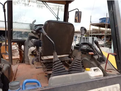 LOTE 536 - 01 RETROESCAVADEIRA NEW HOLLAND  LB90 4x2 2010 , VIDROS QUEBRADOS TEM OS RESERVAS. 02 PNEUS DIANTEIROS  (NO ESTADO)
