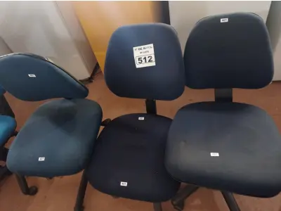 LOTE 512 - 03 CADEIRAS DE ESCRITÓRIO COM BASE GIRATÓRIA. (NO ESTADO) ATENÇÃO! FAZER A VISITAÇÃO ANTES DE ARREMATAR, NÃO SABEMOS SE FUNCIONA. LEILÃO NÃO TEM GARANTIA E NEM DEVOLUÇÃO, SUJEITO A POSSÍVEIS AVARIAS VISÍVEIS/OCULTAS E/OU AUSÊNCIA DE COMPONENTES.