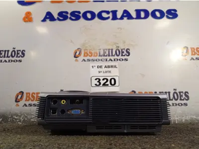 LOTE 320 - 01 PROJETOR MULTIMIDIA MARCA BENQ. (NO ESTADO) ATENÇÃO! FAZER A VISITAÇÃO ANTES DE ARREMATAR, NÃO SABEMOS SE FUNCIONA. LEILÃO NÃO TEM GARANTIA E NEM DEVOLUÇÃO, SUJEITO A POSSÍVEIS AVARIAS VISÍVEIS/OCULTAS E/OU AUSÊNCIA DE COMPONENTES.