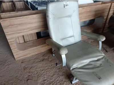 LOTE 281 - 01 POLTRONA PARA DESCANSO RECLINÁVEL. (NO ESTADO) ATENÇÃO! FAZER A VISITAÇÃO ANTES DE ARREMATAR, NÃO SABEMOS SE FUNCIONA. LEILÃO NÃO TEM GARANTIA E NEM DEVOLUÇÃO, SUJEITO A POSSÍVEIS AVARIAS VISÍVEIS/OCULTAS E/OU AUSÊNCIA DE COMPONENTES.