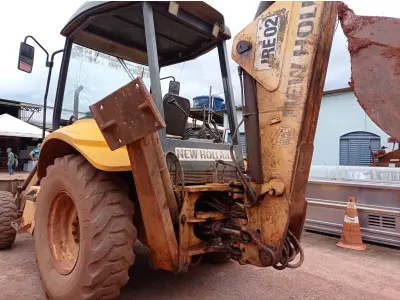 LOTE 536 - 01 RETROESCAVADEIRA NEW HOLLAND  LB90 4x2 2010 , VIDROS QUEBRADOS TEM OS RESERVAS. 02 PNEUS DIANTEIROS  (NO ESTADO)