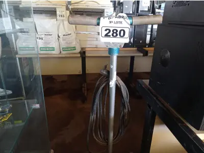 LOTE 280 - 01 ENCERADEIRA INDUSTRIAL. (NO ESTADO) ATENÇÃO! FAZER A VISITAÇÃO ANTES DE ARREMATAR, NÃO SABEMOS SE FUNCIONA. LEILÃO NÃO TEM GARANTIA E NEM DEVOLUÇÃO, SUJEITO A POSSÍVEIS AVARIAS VISÍVEIS/OCULTAS E/OU AUSÊNCIA DE COMPONENTES.