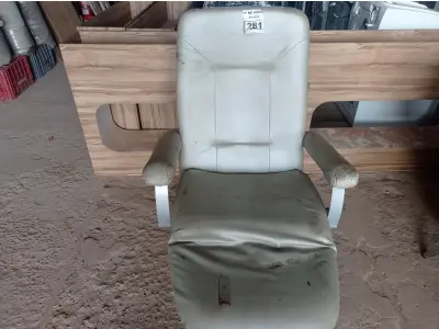 LOTE 281 - 01 POLTRONA PARA DESCANSO RECLINÁVEL. (NO ESTADO) ATENÇÃO! FAZER A VISITAÇÃO ANTES DE ARREMATAR, NÃO SABEMOS SE FUNCIONA. LEILÃO NÃO TEM GARANTIA E NEM DEVOLUÇÃO, SUJEITO A POSSÍVEIS AVARIAS VISÍVEIS/OCULTAS E/OU AUSÊNCIA DE COMPONENTES.