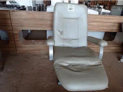 LOTE 301 - 01 POLTRONA PARA DESCANSO RECLINÁVEL. (NO ESTADO) ATENÇÃO! FAZER A VISITAÇÃO ANTES DE ARREMATAR, NÃO SABEMOS SE FUNCIONA. LEILÃO NÃO TEM GARANTIA E NEM DEVOLUÇÃO, SUJEITO A POSSÍVEIS AVARIAS VISÍVEIS/OCULTAS E/OU AUSÊNCIA DE COMPONENTES.