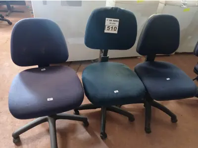 LOTE 510 - 03 CADEIRAS DE ESCRITÓRIO COM BASE GIRATÓRIA. (NO ESTADO) ATENÇÃO! FAZER A VISITAÇÃO ANTES DE ARREMATAR, NÃO SABEMOS SE FUNCIONA. LEILÃO NÃO TEM GARANTIA E NEM DEVOLUÇÃO, SUJEITO A POSSÍVEIS AVARIAS VISÍVEIS/OCULTAS E/OU AUSÊNCIA DE COMPONENTES.