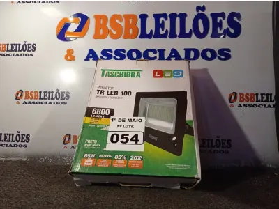LOTE 054 - 01 REFLETOR TR LED 100 6.800 LUMENS LUZ QUENTE 3000K AUTOVOLT MARCA TASCHIBRA. (NOVO) (NO ESTADO)