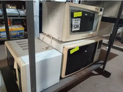 LOTE 126 - 03 MICRO-ONDAS MARCAS E MODELOS DIVERSOS. (NO ESTADO) ATENÇÃO! FAZER A VISITAÇÃO ANTES DE ARREMATAR, NÃO SABEMOS SE FUNCIONA. LEILÃO NÃO TEM GARANTIA E NEM DEVOLUÇÃO, SUJEITO A POSSÍVEIS AVARIAS VISÍVEIS/OCULTAS E/OU AUSÊNCIA DE COMPONENTES.