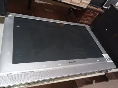 LOTE 150 - 01 TV PANASONIC 42” POL PARA RETIRADA DE PEÇAS. (NO ESTADO) ATENÇÃO! FAZER A VISITAÇÃO ANTES DE ARREMATAR, NÃO SABEMOS SE FUNCIONA. LEILÃO NÃO TEM GARANTIA E NEM DEVOLUÇÃO, SUJEITO A POSSÍVEIS AVARIAS VISÍVEIS/OCULTAS E/OU AUSÊNCIA DE COMPONENTES.