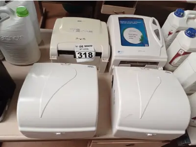 LOTE 318 - 04 DISPENSE PARA PAPEL TOALHA. (NO ESTADO) ATENÇÃO! FAZER A VISITAÇÃO ANTES DE ARREMATAR, NÃO SABEMOS SE FUNCIONA. LEILÃO NÃO TEM GARANTIA E NEM DEVOLUÇÃO, SUJEITO A POSSÍVEIS AVARIAS VISÍVEIS/OCULTAS E/OU AUSÊNCIA DE COMPONENTES.