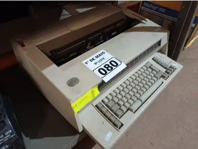 LOTE 080 - 01 MÁQUINA DE ESCREVER MARCA IBM. (NO ESTADO) ATENÇÃO! FAZER A VISITAÇÃO ANTES DE ARREMATAR, NÃO SABEMOS SE FUNCIONA. LEILÃO NÃO TEM GARANTIA E NEM DEVOLUÇÃO, SUJEITO A POSSÍVEIS AVARIAS VISÍVEIS/OCULTAS E/OU AUSÊNCIA DE COMPONENTES.