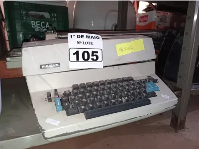 LOTE 105 - 01 MÁQUINA DE ESCREVER FACIT. (NO ESTADO) ATENÇÃO! FAZER A VISITAÇÃO ANTES DE ARREMATAR, NÃO SABEMOS SE FUNCIONA. LEILÃO NÃO TEM GARANTIA E NEM DEVOLUÇÃO, SUJEITO A POSSÍVEIS AVARIAS VISÍVEIS/OCULTAS E/OU AUSÊNCIA DE COMPONENTES.