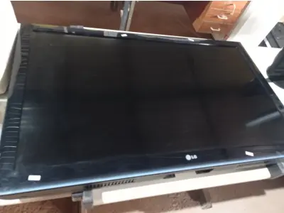 LOTE 147 - 01 TV LG 47” POL PARA RETIRADA DE PEÇAS. (NO ESTADO) ATENÇÃO! FAZER A VISITAÇÃO ANTES DE ARREMATAR, NÃO SABEMOS SE FUNCIONA. LEILÃO NÃO TEM GARANTIA E NEM DEVOLUÇÃO, SUJEITO A POSSÍVEIS AVARIAS VISÍVEIS/OCULTAS E/OU AUSÊNCIA DE COMPONENTES.