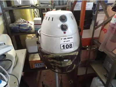 LOTE 108 - 01 SECADOR DE CABELO ANTIGO. (NO ESTADO) ATENÇÃO! FAZER A VISITAÇÃO ANTES DE ARREMATAR, NÃO SABEMOS SE FUNCIONA. LEILÃO NÃO TEM GARANTIA E NEM DEVOLUÇÃO, SUJEITO A POSSÍVEIS AVARIAS VISÍVEIS/OCULTAS E/OU AUSÊNCIA DE COMPONENTES.