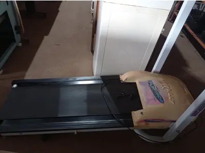 LOTE 142 - 01 ESTEIRA ERGOMÉTRICA VITALY. (NO ESTADO) ATENÇÃO! FAZER A VISITAÇÃO ANTES DE ARREMATAR, NÃO SABEMOS SE FUNCIONA. LEILÃO NÃO TEM GARANTIA E NEM DEVOLUÇÃO, SUJEITO A POSSÍVEIS AVARIAS VISÍVEIS/OCULTAS E/OU AUSÊNCIA DE COMPONENTES.