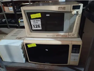 LOTE 126 - 03 MICRO-ONDAS MARCAS E MODELOS DIVERSOS. (NO ESTADO) ATENÇÃO! FAZER A VISITAÇÃO ANTES DE ARREMATAR, NÃO SABEMOS SE FUNCIONA. LEILÃO NÃO TEM GARANTIA E NEM DEVOLUÇÃO, SUJEITO A POSSÍVEIS AVARIAS VISÍVEIS/OCULTAS E/OU AUSÊNCIA DE COMPONENTES.