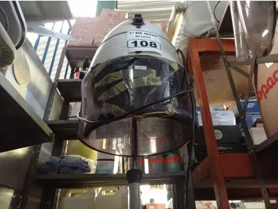 LOTE 108 - 01 SECADOR DE CABELO ANTIGO. (NO ESTADO) ATENÇÃO! FAZER A VISITAÇÃO ANTES DE ARREMATAR, NÃO SABEMOS SE FUNCIONA. LEILÃO NÃO TEM GARANTIA E NEM DEVOLUÇÃO, SUJEITO A POSSÍVEIS AVARIAS VISÍVEIS/OCULTAS E/OU AUSÊNCIA DE COMPONENTES.