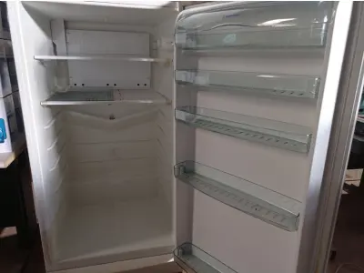 LOTE 193 - 01 GELADEIRA MARCA ELECTROLUX 220V. (NO ESTADO) ATENÇÃO! FAZER A VISITAÇÃO ANTES DE ARREMATAR, NÃO SABEMOS SE FUNCIONA. LEILÃO NÃO TEM GARANTIA E NEM DEVOLUÇÃO, SUJEITO A POSSÍVEIS AVARIAS VISÍVEIS/OCULTAS E/OU AUSÊNCIA DE COMPONENTES.
