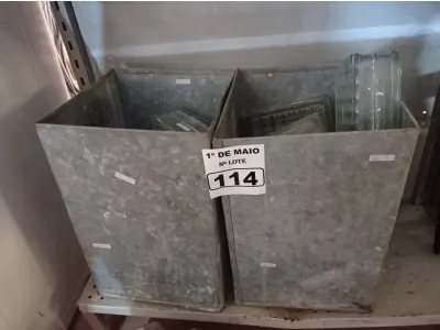 LOTE 114 - 01 LOTE COM VÁRIOS PIRES DE PORCELANA E TIJOLOS DE VIDRO. (NO ESTADO) ATENÇÃO! FAZER A VISITAÇÃO ANTES DE ARREMATAR, NÃO SABEMOS SE FUNCIONA. LEILÃO NÃO TEM GARANTIA E NEM DEVOLUÇÃO, SUJEITO A POSSÍVEIS AVARIAS VISÍVEIS/OCULTAS E/OU AUSÊNCIA DE COMPONENTES.