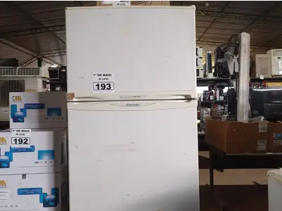 LOTE 193 - 01 GELADEIRA MARCA ELECTROLUX 220V. (NO ESTADO) ATENÇÃO! FAZER A VISITAÇÃO ANTES DE ARREMATAR, NÃO SABEMOS SE FUNCIONA. LEILÃO NÃO TEM GARANTIA E NEM DEVOLUÇÃO, SUJEITO A POSSÍVEIS AVARIAS VISÍVEIS/OCULTAS E/OU AUSÊNCIA DE COMPONENTES.