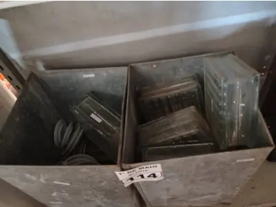 LOTE 114 - 01 LOTE COM VÁRIOS PIRES DE PORCELANA E TIJOLOS DE VIDRO. (NO ESTADO) ATENÇÃO! FAZER A VISITAÇÃO ANTES DE ARREMATAR, NÃO SABEMOS SE FUNCIONA. LEILÃO NÃO TEM GARANTIA E NEM DEVOLUÇÃO, SUJEITO A POSSÍVEIS AVARIAS VISÍVEIS/OCULTAS E/OU AUSÊNCIA DE COMPONENTES.
