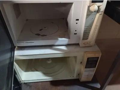 LOTE 126 - 03 MICRO-ONDAS MARCAS E MODELOS DIVERSOS. (NO ESTADO) ATENÇÃO! FAZER A VISITAÇÃO ANTES DE ARREMATAR, NÃO SABEMOS SE FUNCIONA. LEILÃO NÃO TEM GARANTIA E NEM DEVOLUÇÃO, SUJEITO A POSSÍVEIS AVARIAS VISÍVEIS/OCULTAS E/OU AUSÊNCIA DE COMPONENTES.