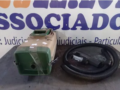 LOTE 045 - 01 ASPIRADOR DE PÓ ANTIGO MARCA ARNO. (NO ESTADO) ATENÇÃO! FAZER A VISITAÇÃO ANTES DE ARREMATAR, NÃO SABEMOS SE FUNCIONA. LEILÃO NÃO TEM GARANTIA E NEM DEVOLUÇÃO, SUJEITO A POSSÍVEIS AVARIAS VISÍVEIS/OCULTAS E/OU AUSÊNCIA DE COMPONENTES.