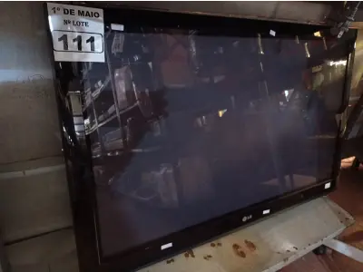 LOTE 111 - 01 TV LG 42” POL PARA RETIRADA DE PEÇAS. (NO ESTADO) ATENÇÃO! FAZER A VISITAÇÃO ANTES DE ARREMATAR, NÃO SABEMOS SE FUNCIONA. LEILÃO NÃO TEM GARANTIA E NEM DEVOLUÇÃO, SUJEITO A POSSÍVEIS AVARIAS VISÍVEIS/OCULTAS E/OU AUSÊNCIA DE COMPONENTES.
