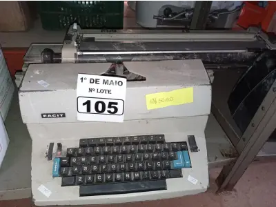 LOTE 105 - 01 MÁQUINA DE ESCREVER FACIT. (NO ESTADO) ATENÇÃO! FAZER A VISITAÇÃO ANTES DE ARREMATAR, NÃO SABEMOS SE FUNCIONA. LEILÃO NÃO TEM GARANTIA E NEM DEVOLUÇÃO, SUJEITO A POSSÍVEIS AVARIAS VISÍVEIS/OCULTAS E/OU AUSÊNCIA DE COMPONENTES.