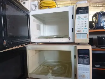 LOTE 139 - 03 MICRO-ONDAS MARCAS E MODELOS DIVERSOS. (NO ESTADO) ATENÇÃO! FAZER A VISITAÇÃO ANTES DE ARREMATAR, NÃO SABEMOS SE FUNCIONA. LEILÃO NÃO TEM GARANTIA E NEM DEVOLUÇÃO, SUJEITO A POSSÍVEIS AVARIAS VISÍVEIS/OCULTAS E/OU AUSÊNCIA DE COMPONENTES.