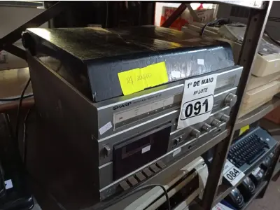 LOTE 091 - 01 APARELHO DE SOM 3X1 ANTIGO MARCA SHARP MODELO SG-12B. (NO ESTADO) ATENÇÃO! FAZER A VISITAÇÃO ANTES DE ARREMATAR, NÃO SABEMOS SE FUNCIONA. LEILÃO NÃO TEM GARANTIA E NEM DEVOLUÇÃO, SUJEITO A POSSÍVEIS AVARIAS VISÍVEIS/OCULTAS E/OU AUSÊNCIA DE COMPONENTES.