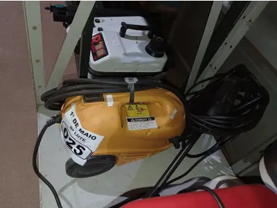 LOTE 025 - 01 LAVADORA DE ALTA PRESSÃO MARCA BRICO 220V. (NO ESTADO) ATENÇÃO! FAZER A VISITAÇÃO ANTES DE ARREMATAR, NÃO SABEMOS SE FUNCIONA. LEILÃO NÃO TEM GARANTIA E NEM DEVOLUÇÃO, SUJEITO A POSSÍVEIS AVARIAS VISÍVEIS/OCULTAS E/OU AUSÊNCIA DE COMPONENTES.