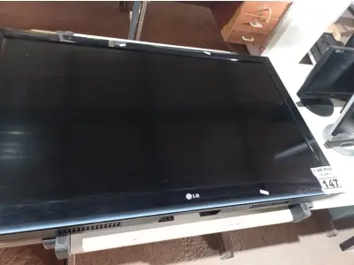 LOTE 147 - 01 TV LG 47” POL PARA RETIRADA DE PEÇAS. (NO ESTADO) ATENÇÃO! FAZER A VISITAÇÃO ANTES DE ARREMATAR, NÃO SABEMOS SE FUNCIONA. LEILÃO NÃO TEM GARANTIA E NEM DEVOLUÇÃO, SUJEITO A POSSÍVEIS AVARIAS VISÍVEIS/OCULTAS E/OU AUSÊNCIA DE COMPONENTES.