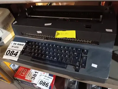 LOTE 084 - 01 MÁQUINA DE ESCREVER MARCA IBM. (NO ESTADO) ATENÇÃO! FAZER A VISITAÇÃO ANTES DE ARREMATAR, NÃO SABEMOS SE FUNCIONA. LEILÃO NÃO TEM GARANTIA E NEM DEVOLUÇÃO, SUJEITO A POSSÍVEIS AVARIAS VISÍVEIS/OCULTAS E/OU AUSÊNCIA DE COMPONENTES.