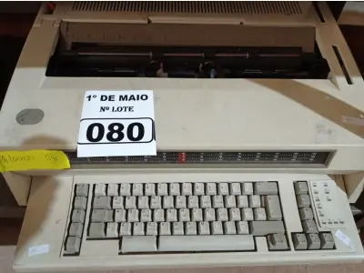 LOTE 080 - 01 MÁQUINA DE ESCREVER MARCA IBM. (NO ESTADO) ATENÇÃO! FAZER A VISITAÇÃO ANTES DE ARREMATAR, NÃO SABEMOS SE FUNCIONA. LEILÃO NÃO TEM GARANTIA E NEM DEVOLUÇÃO, SUJEITO A POSSÍVEIS AVARIAS VISÍVEIS/OCULTAS E/OU AUSÊNCIA DE COMPONENTES.
