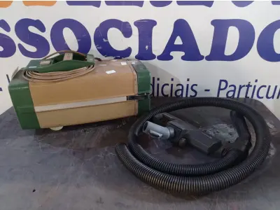 LOTE 045 - 01 ASPIRADOR DE PÓ ANTIGO MARCA ARNO. (NO ESTADO) ATENÇÃO! FAZER A VISITAÇÃO ANTES DE ARREMATAR, NÃO SABEMOS SE FUNCIONA. LEILÃO NÃO TEM GARANTIA E NEM DEVOLUÇÃO, SUJEITO A POSSÍVEIS AVARIAS VISÍVEIS/OCULTAS E/OU AUSÊNCIA DE COMPONENTES.