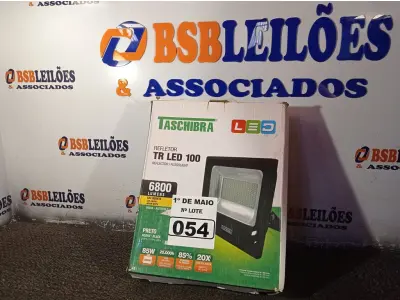 LOTE 054 - 01 REFLETOR TR LED 100 6.800 LUMENS LUZ QUENTE 3000K AUTOVOLT MARCA TASCHIBRA. (NOVO) (NO ESTADO)